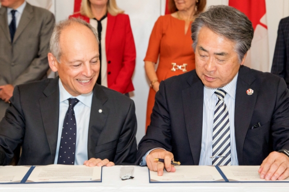 President Gertler and Shigeru Sasaki of Fujitsu Laboratories sign an agreement for an international research collaboration.